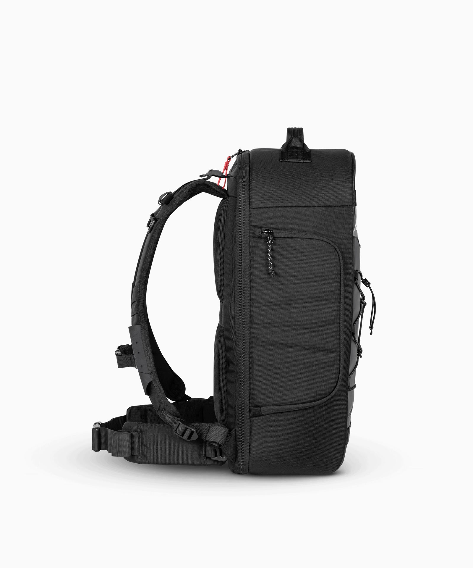 Seitenansicht schwarzer Rucksack. Gut zu erkennen sind Tragegurte und der Hüftgurt, sowie eine per Reißverschluss zu öffnende Seitentasche, die Zugriff zum Hauptfach gewährt.