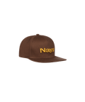 Auf dem Bild sieht man eine braune Schirmmütze mit einem gelben Logo-Schriftzug von Nays.