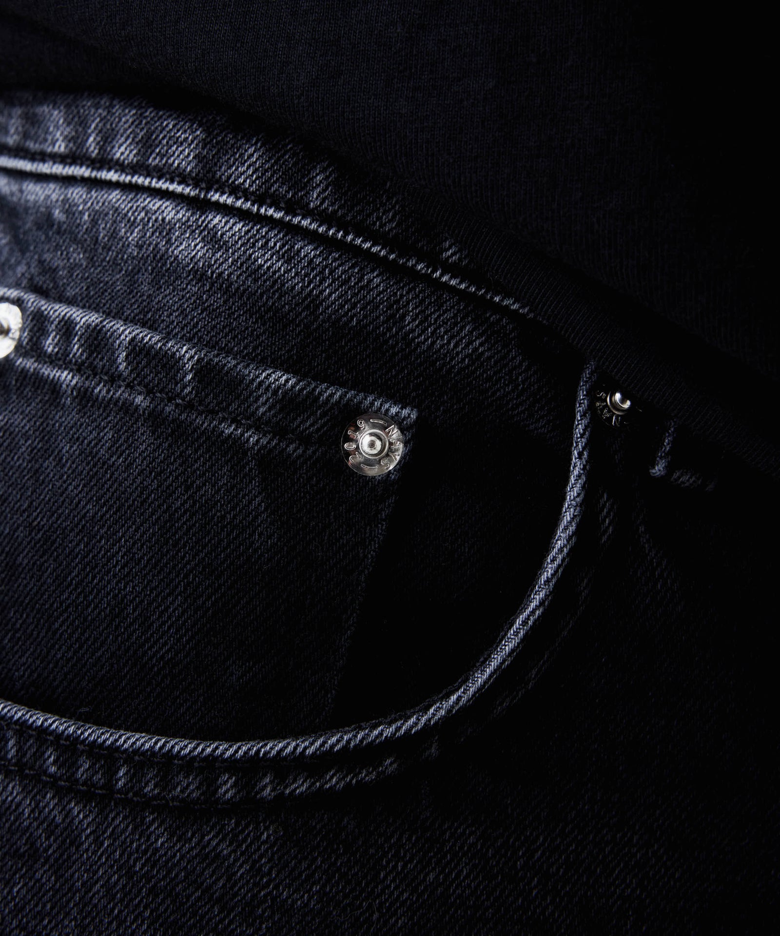 Nahaufnahme der Vordertasche der Nays Regular Fit Jeans mit sichtbarer Naht, kleiner Münztasche und Metallniete, betont das klassische 5-Pocket-Design.