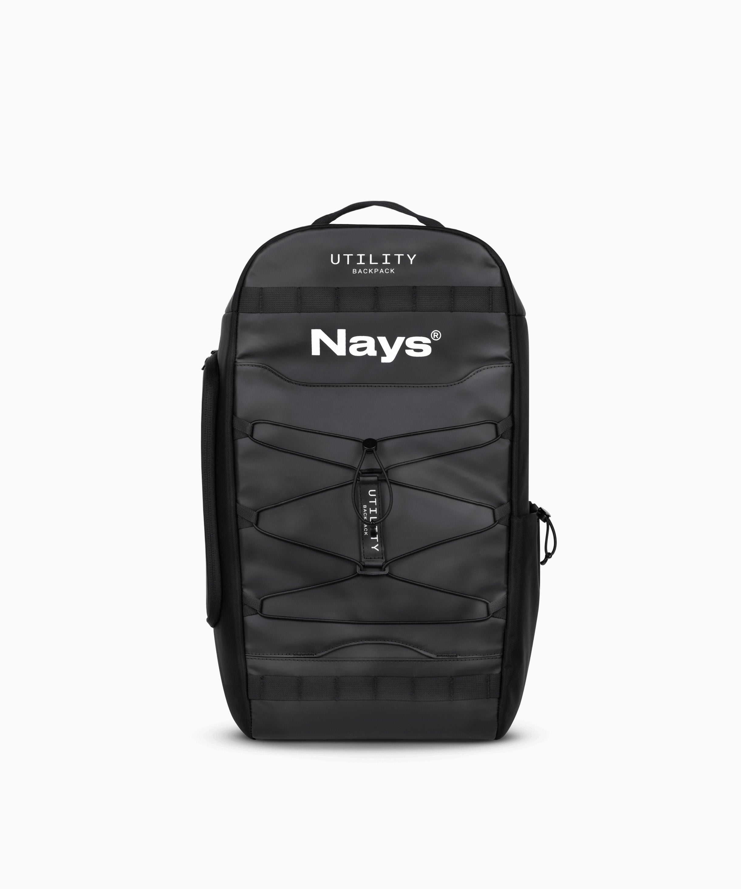Das Bild zeigt einen schwarzen Rucksack in der Frontalansicht. Deutlich zu erkennen in weiß ist ein großes Logo, sowie etwas kleiner darüber ein weiterer Print mit Utility Backpack. Außen angebracht eine elastische Schnürung zur Befestigung von Kleidung oder Keschern.
