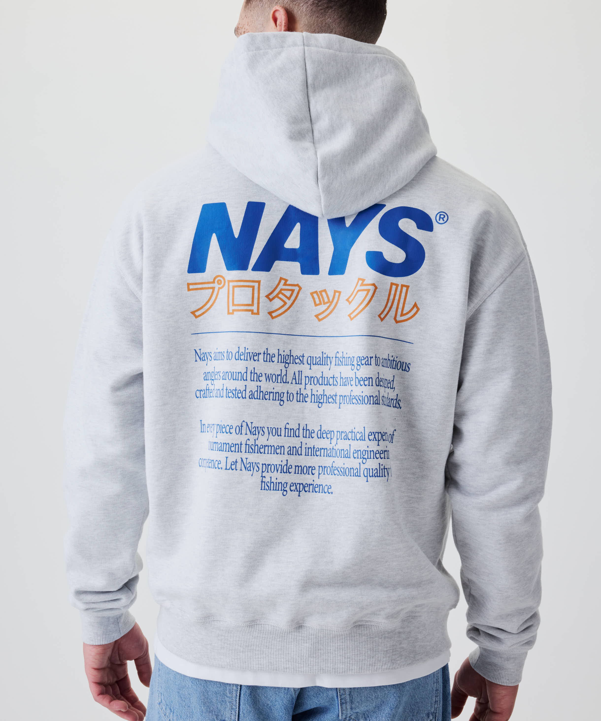 Rückansicht des Nays Pro Tackle International Hoodie mit großem NAYS-Logo und japanischen Schriftzeichen, getragen von einem Modell.