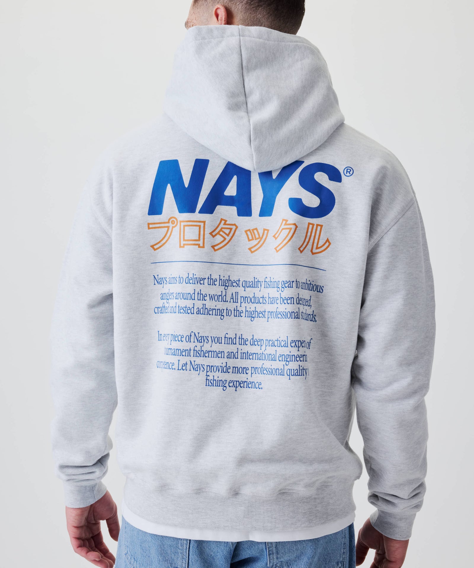 Rückansicht des Nays Pro Tackle International Hoodie mit großem NAYS-Logo und japanischen Schriftzeichen, getragen von einem Modell.