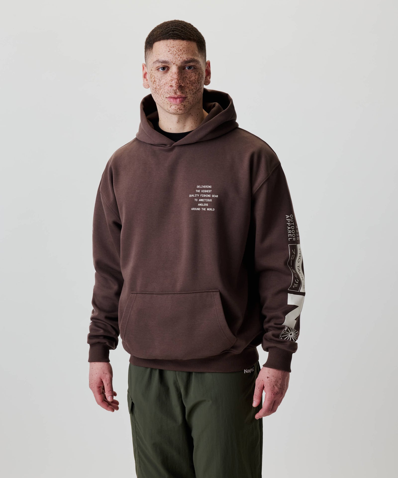 Person im Nays Quote Hoodie mit weißen Grafiken auf Ärmel und Brust. Hoodie locker geschnitten, ideal für Alltag und Layering, aus Baumwoll-Polyester-Mix.