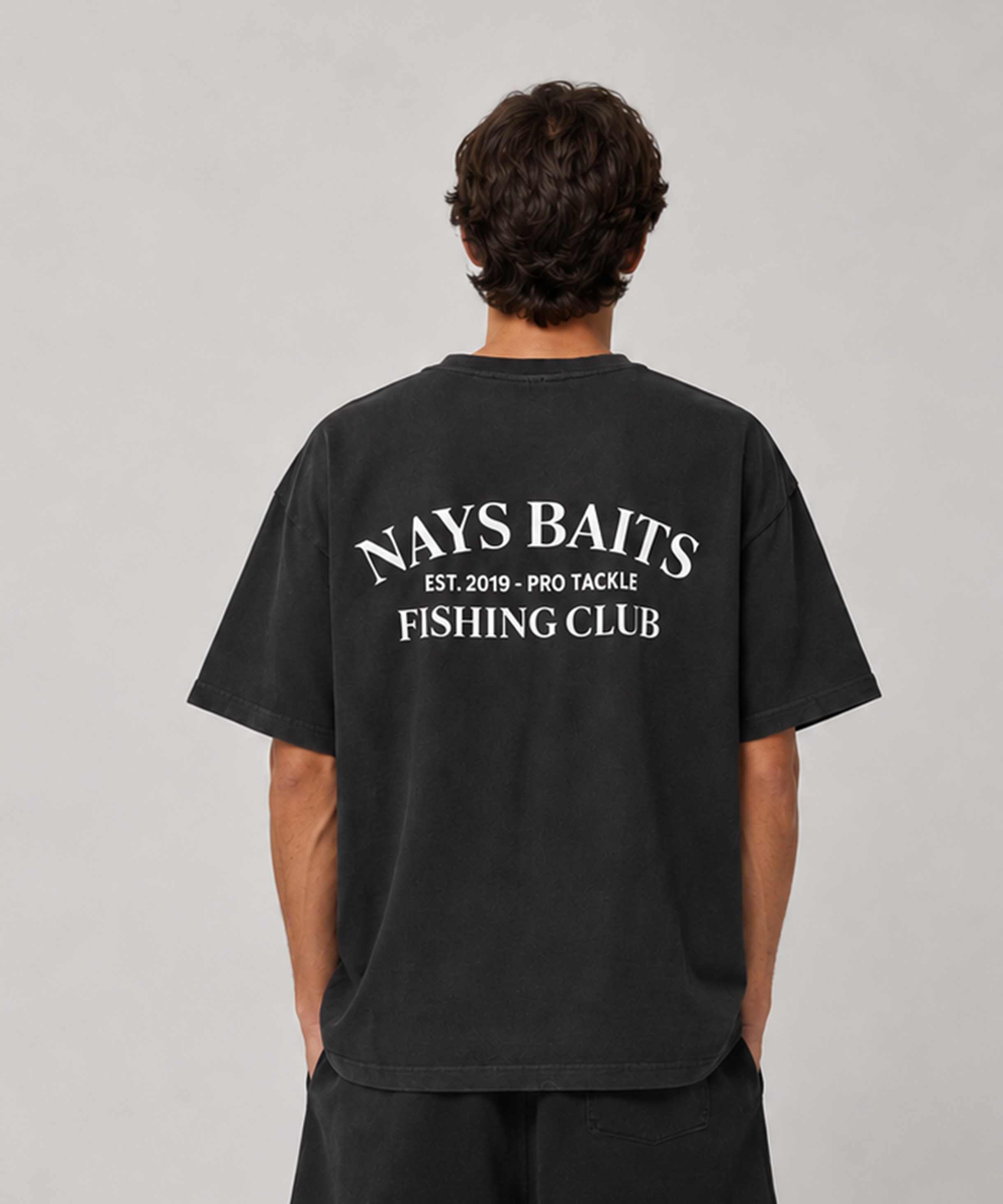 Model trägt Nays Baits Fishing Club T-Shirt in Schwarz – Rückansichtansicht mit weißem Logoprint.