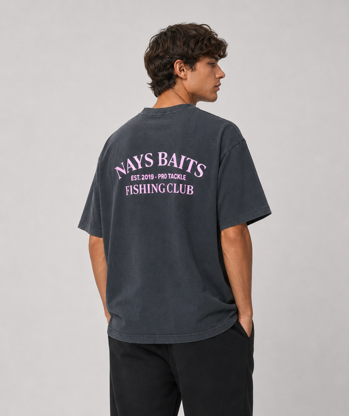 Model trägt Nays Fishing Club T-Shirt Anthrazit Rückansicht großer Logo Backprint.