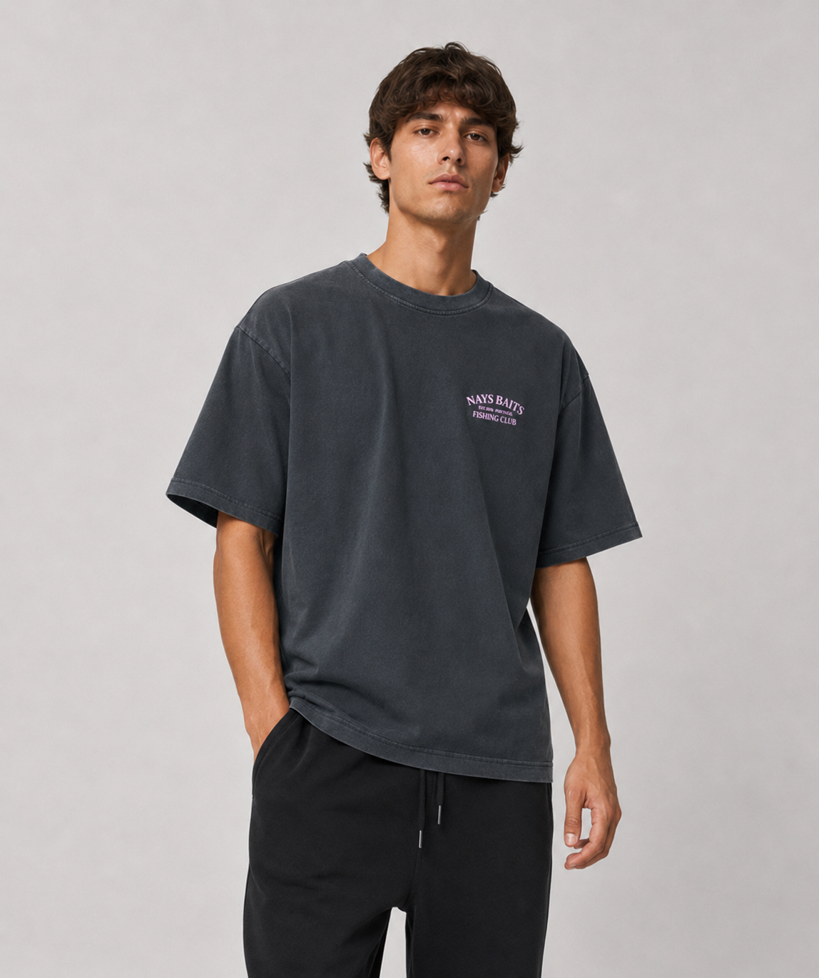 Model trägt Nays Fishing Club T-Shirt Anthrazit Vorderansicht kleiner Logo-Print.