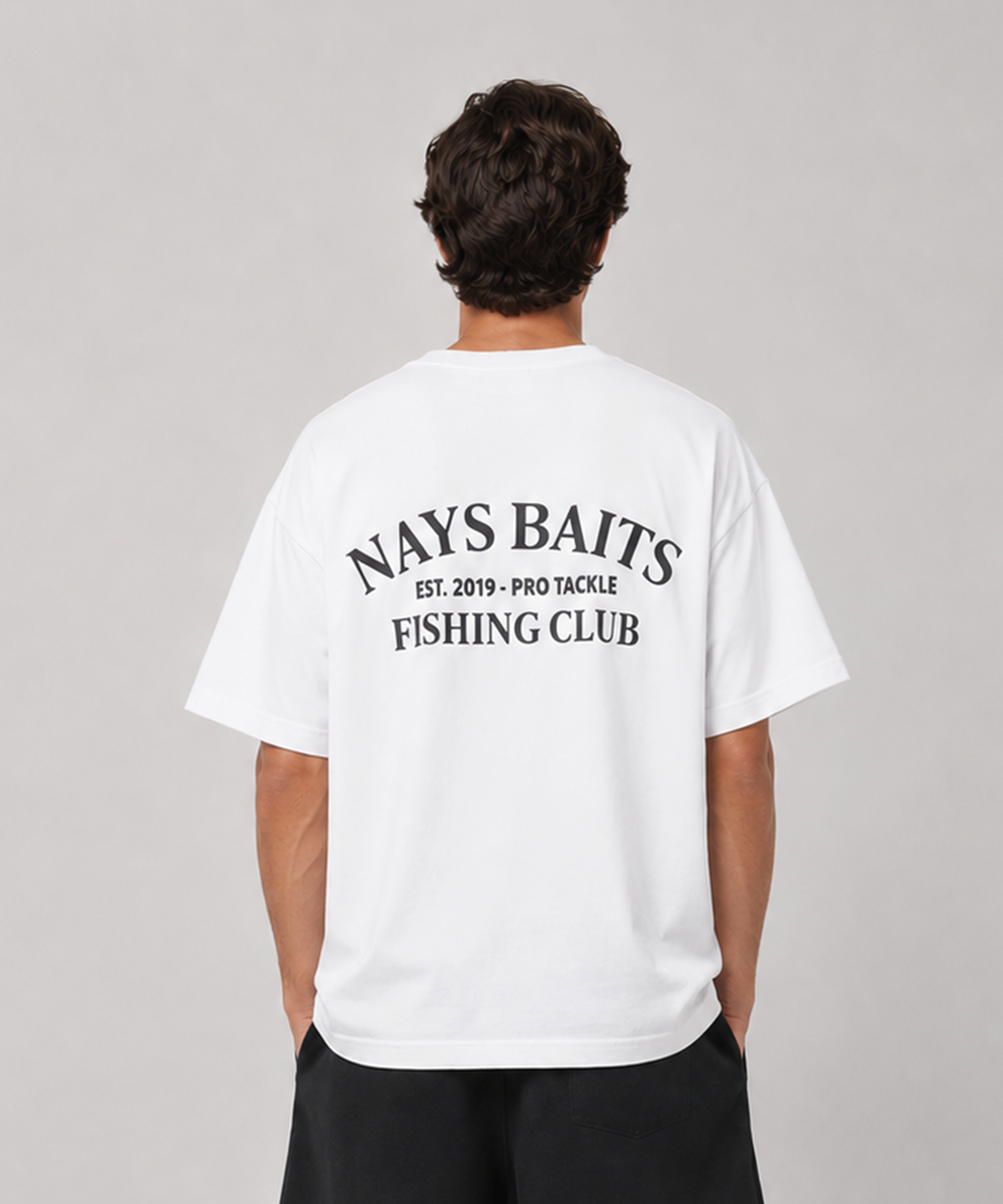 Model trägt Nays Baits Fishing Club T-Shirt Weiß Rückansicht mit Backprint.