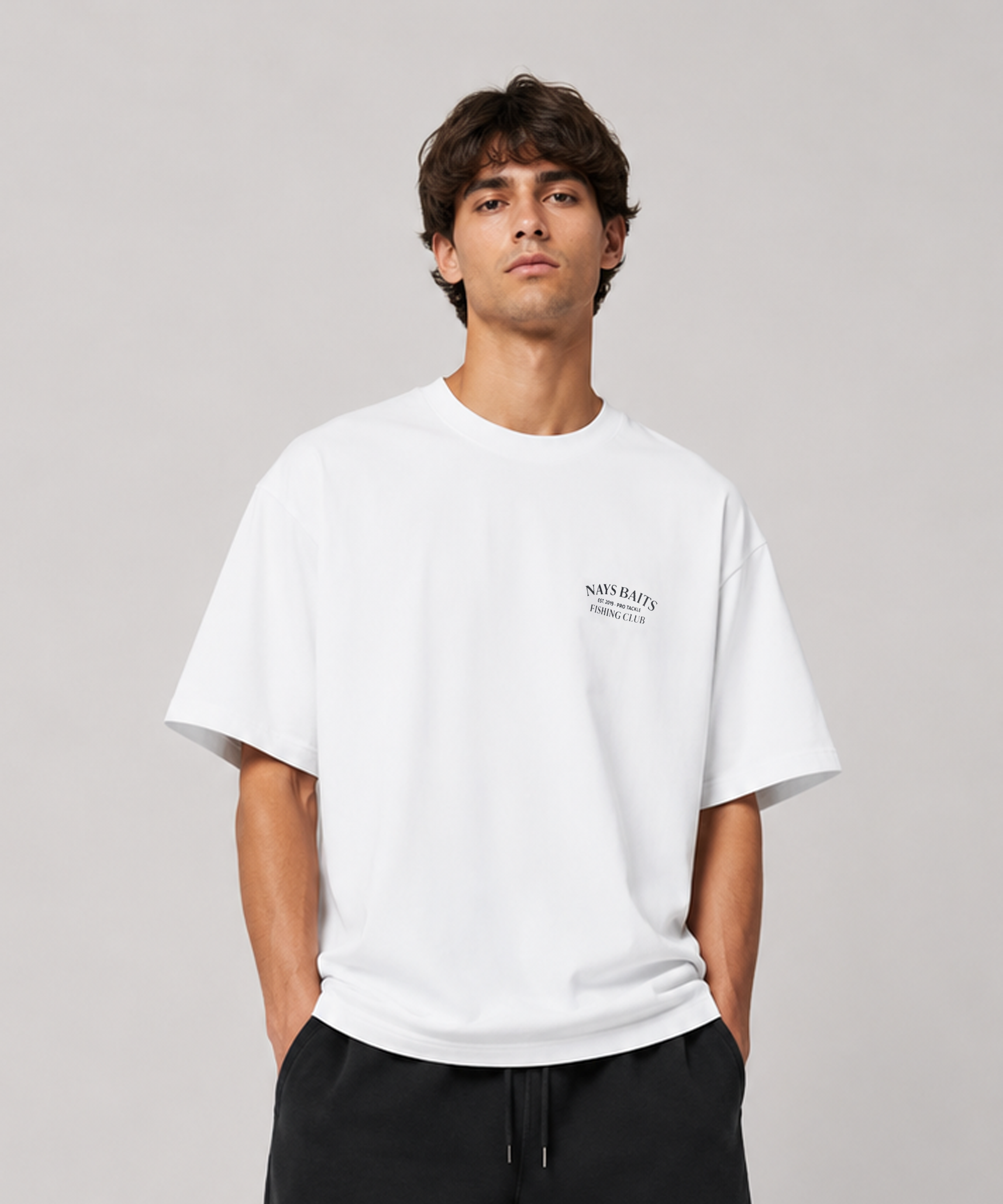 Model trägt Nays Baits Fishing Club T-Shirt Weiß Vorderansicht mit Logo-Print.