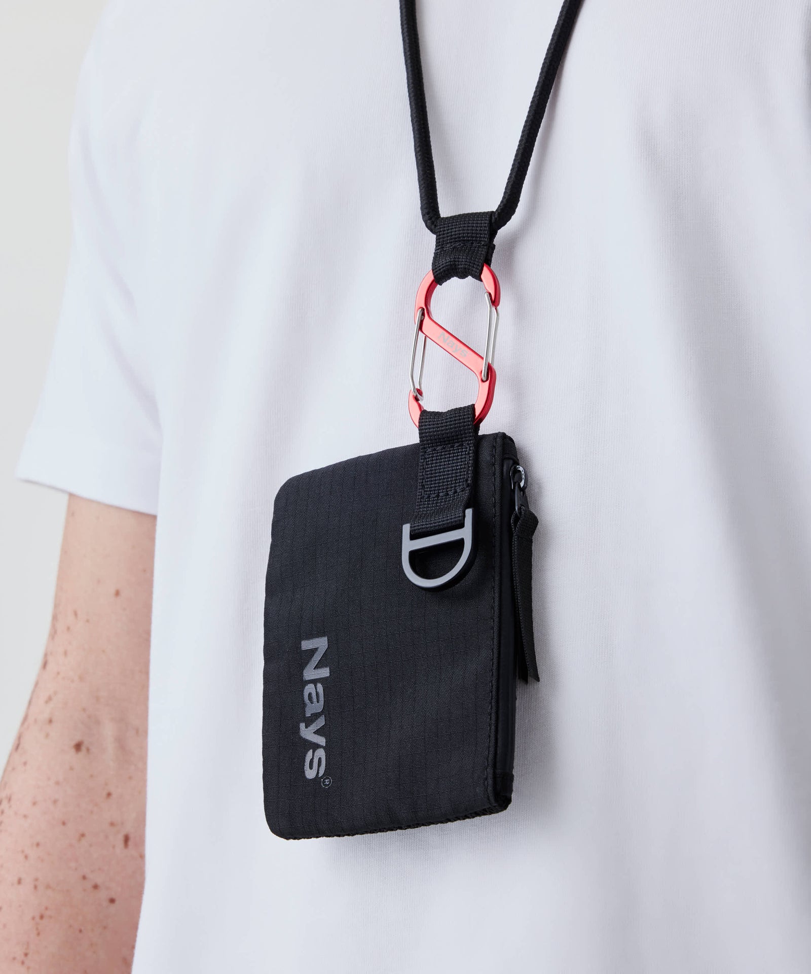 Nays Neck Pouch aus Ripstop-Stoff mit Reißverschluss, D-Ring und Mesh-Tasche. Perfekt für Essentials, wasserabweisend und praktisch unterwegs.