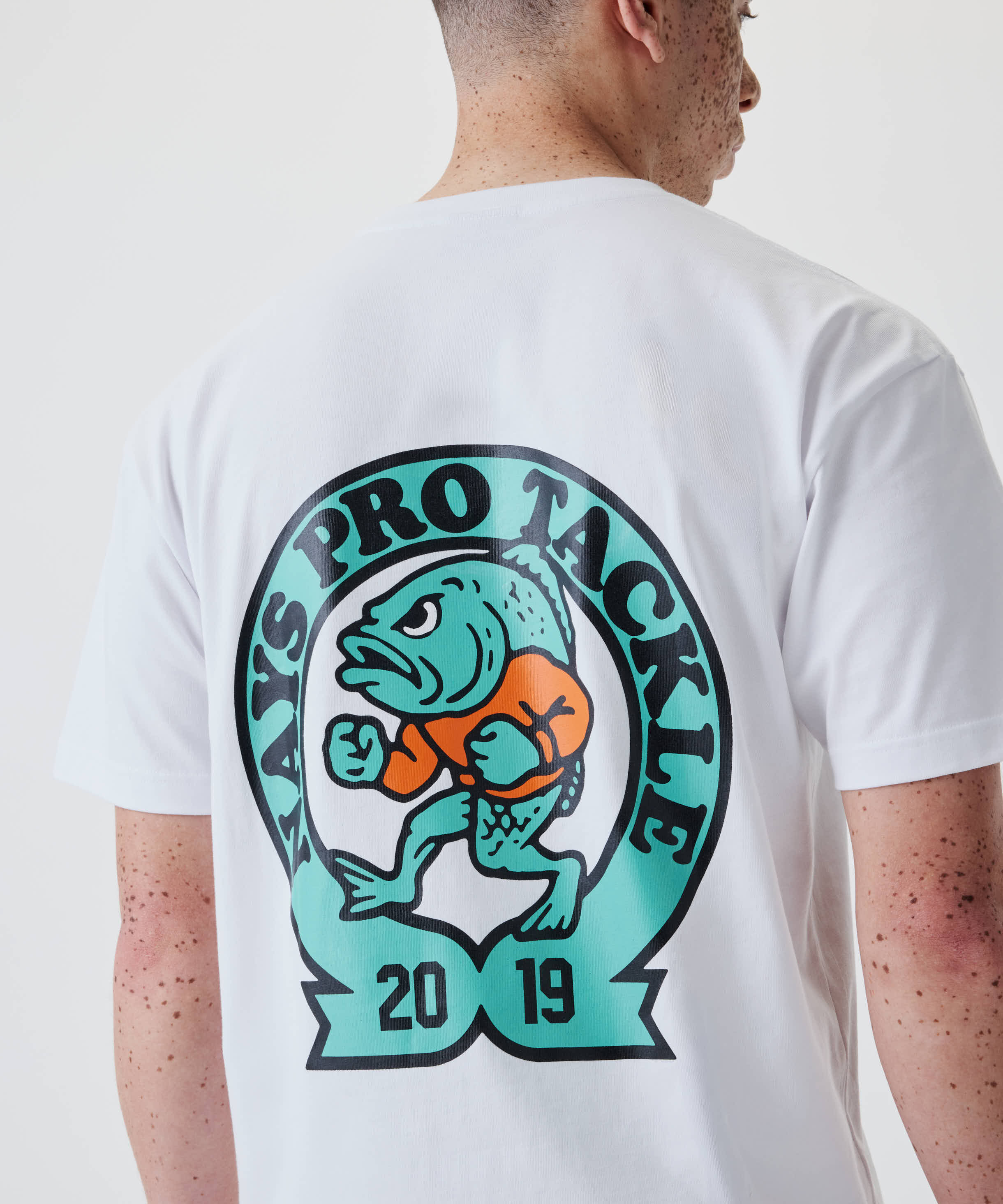 Nays College Print Tee in Weiß mit großem Rückenprint: anthropomorpher Fisch im Sweatshirt, PRO TACKLE Banner und Jahr 2019. 